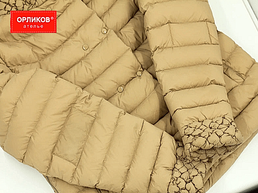 Золотистый женский пуховик после ремонта дырки на рукаве