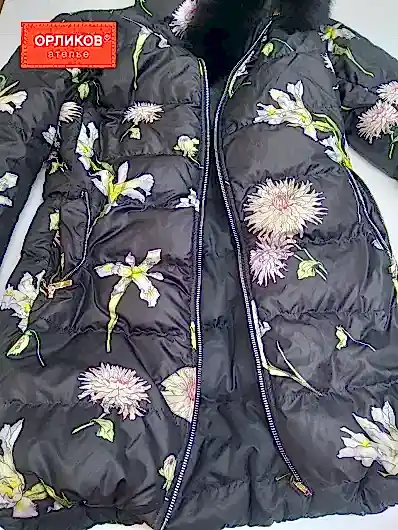 Черная куртка с цветами после ремонта порыва