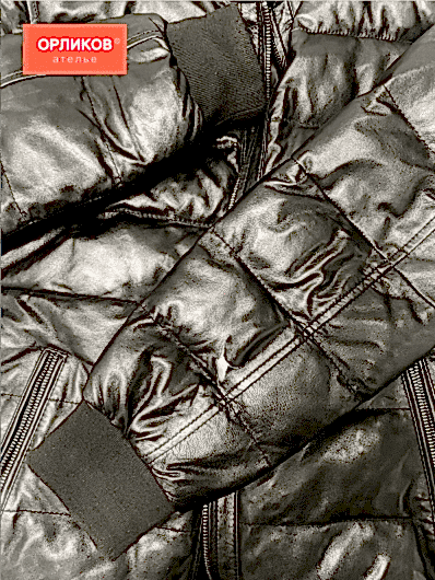 Кожаная мужская черная куртка до ремонта дырки на рукаве