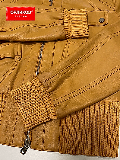 Кожаная коричневая куртка после штопки дырки