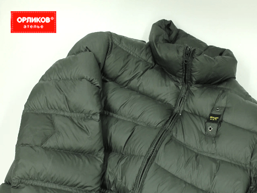 Зеленая женская куртка после ремонта дырки на рукаве