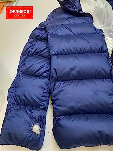 Синий пуховик до ремонта дырки и реставрации рукова