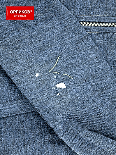 Трикотажная толстовка до штопки и ремонта дырки на рукаве