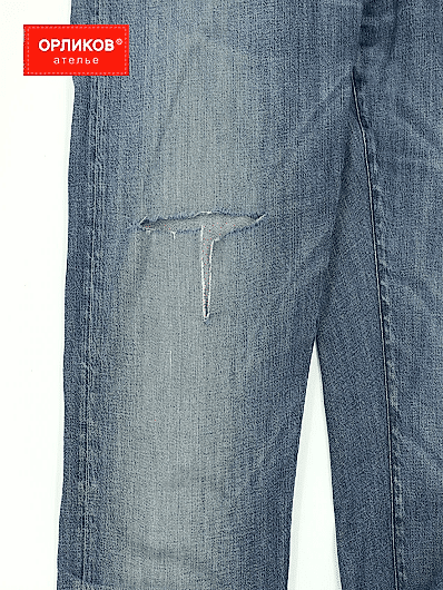 Синие мужские джинсы до штопки разрыва на штанине