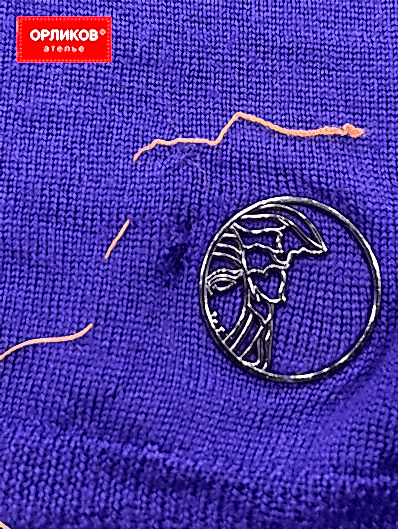 Повреждения на трикотажном свитере до ремонта