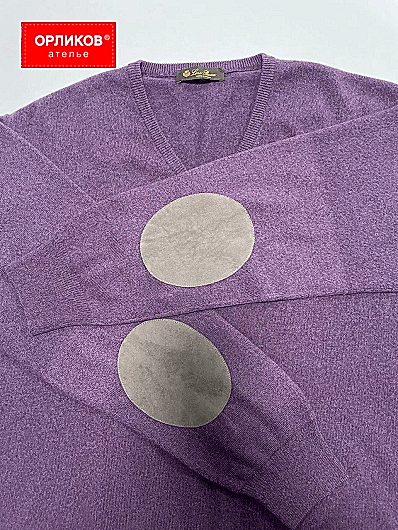 Джемпер фиолетовый после штопки дырки на рукаве