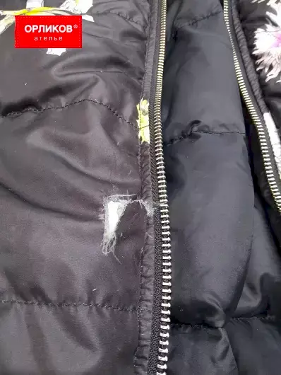 Черная куртка с цветами до ремонта порыва