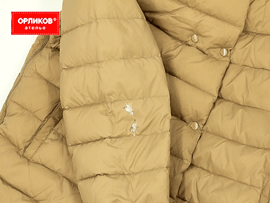 Золотистый женский пуховик до ремонта дырки на рукаве