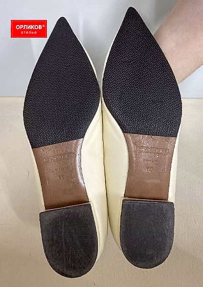 Женские кремовые туфли после установки профилактики