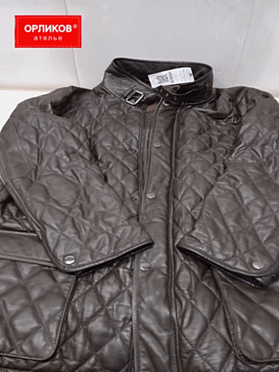 Правый рукав кожаной куртки после поклейки повреждения и проведенного ремонта