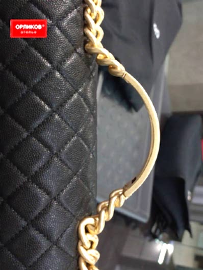 Сумка Chanel со сломанной ручкой после ремонта