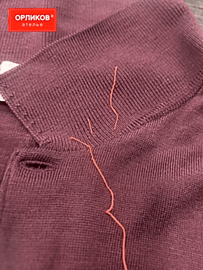 Воротник бордовой блузки после ремонта