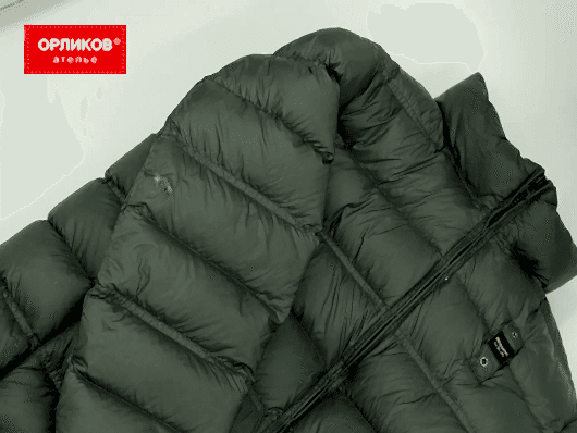 Зеленая женская куртка до ремонта дырки на рукаве