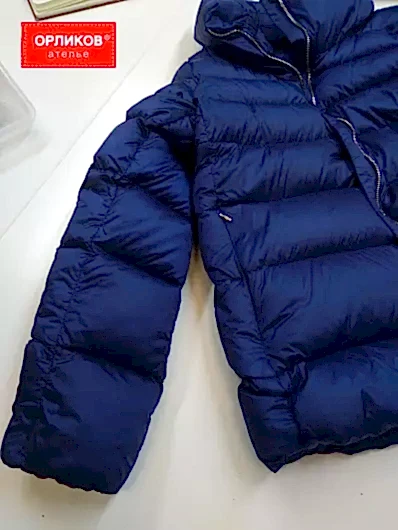 Синий пуховик после ремонта дырки и реставрации рукава