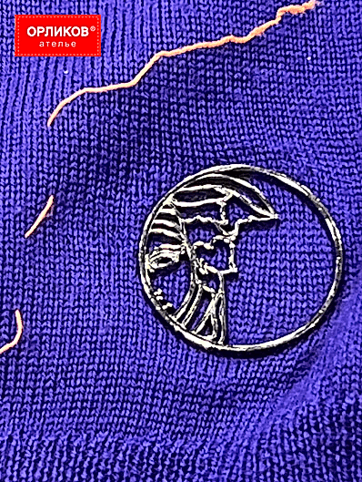 Повреждения на трикотажном свитере после ремонта