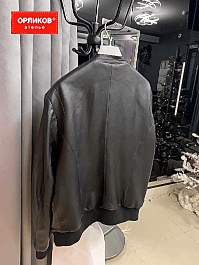 Мужская черная кожаная куртка после ремонта