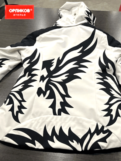 Черно-белая женская ветровка после химчистки