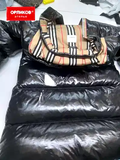 Ремонт разрыва на черном женском пуховике