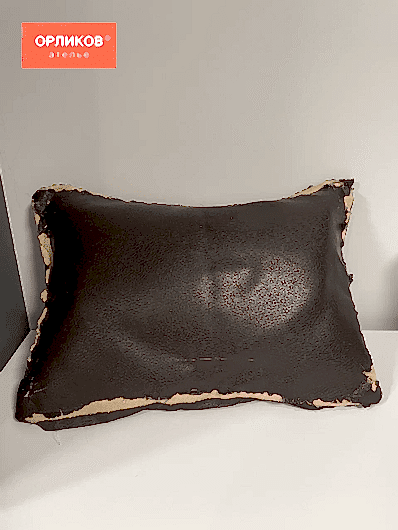 Кожаная подушка до реставрации и ремонта