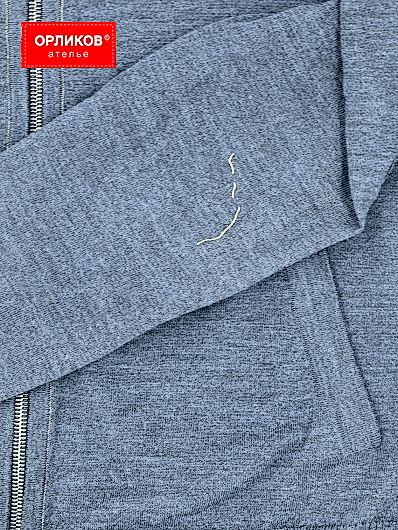 Трикотажная толстовка после штопки и ремонта дырки на рукаве