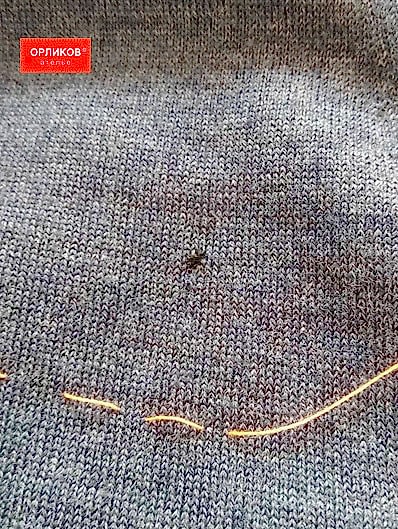 Трикотажная кофта до ремонта и штопки дырки